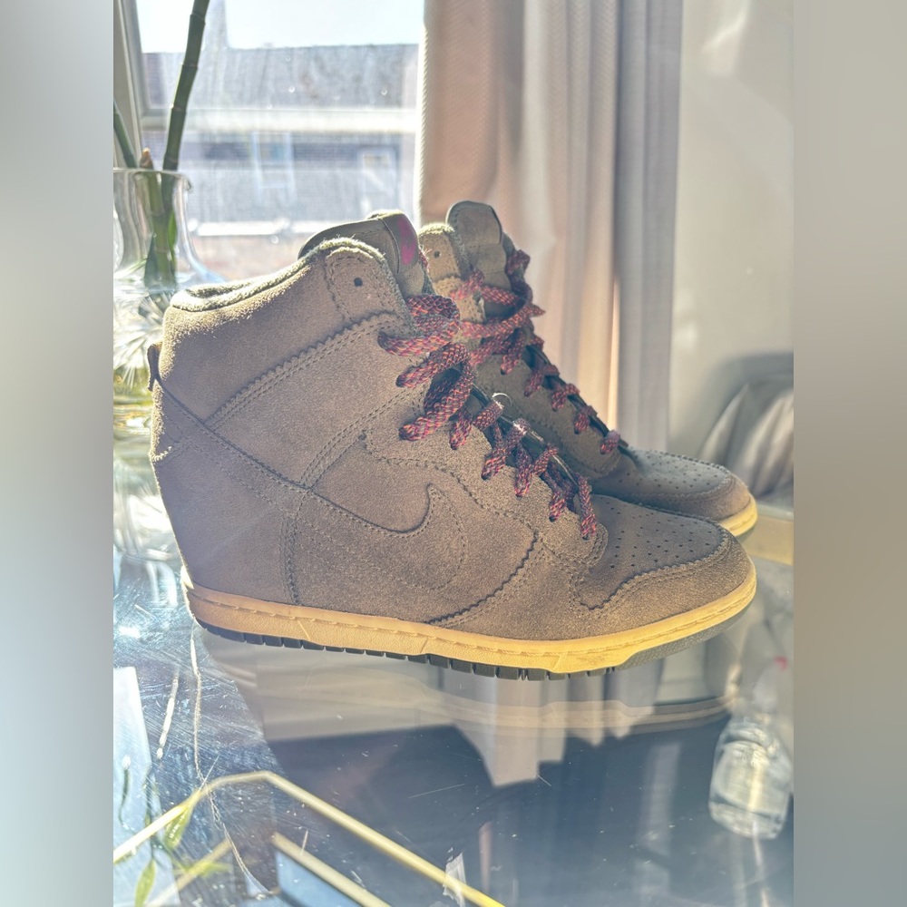 SIZE 9 WOMENS NIKE DUNK SKY HI PREMIUM WEDGE SNEAKERS (585560 700)